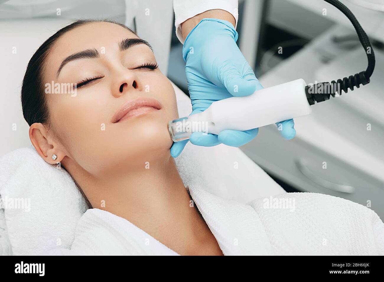 woman receiving no-needle high frequency mesotherapy at beauty salon. non-invasive procedure for skin rejuvenation Stock Photo