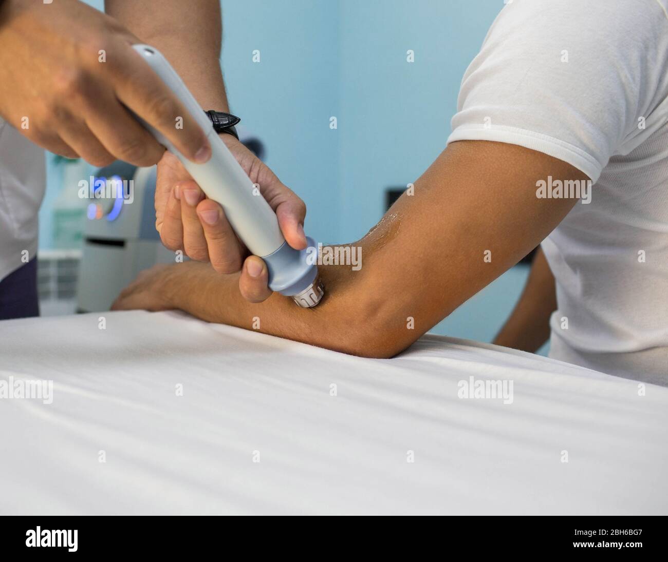 https://c8.alamy.com/comp/2BH6BG7/procedure-shock-wave-therapy-at-clinic-physiotherapist-treatment-pain-on-the-arm-with-shock-wave-equipment-2BH6BG7.jpg