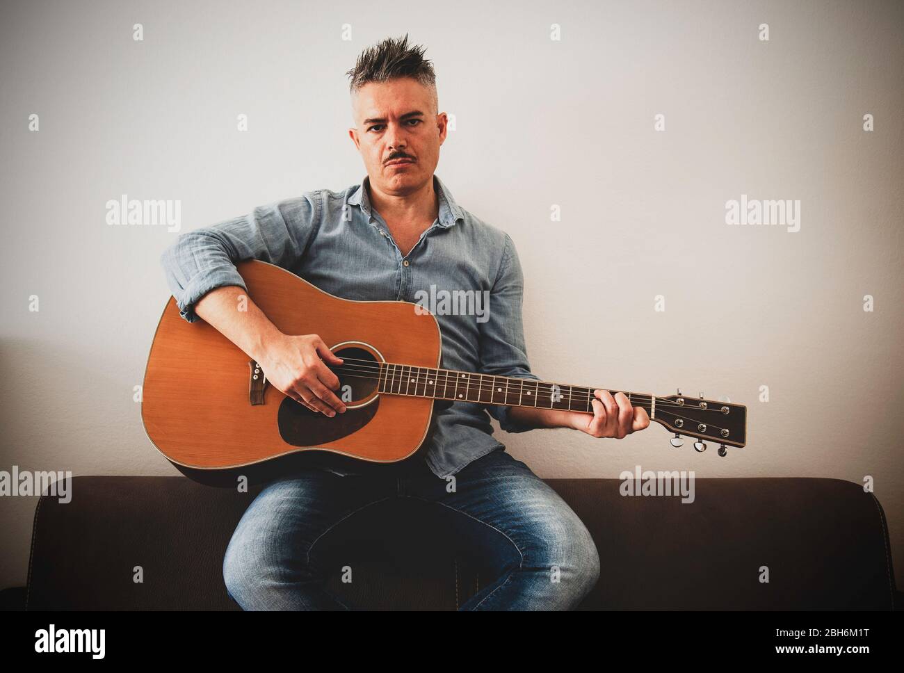 Guy holding guitar hi-res stock photography and images - Alamy