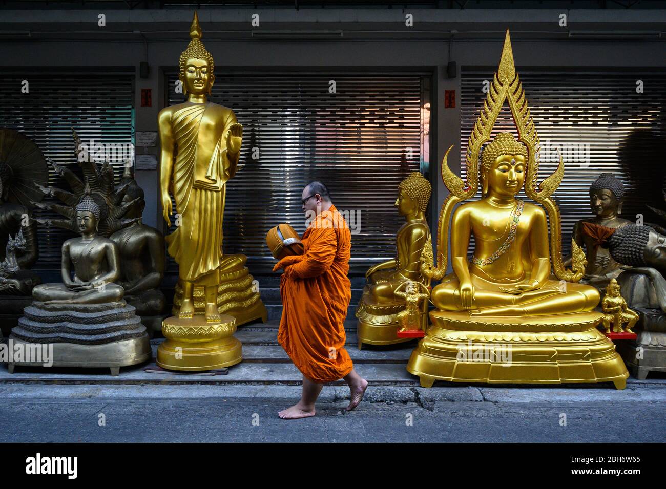 ★決算特価商品★ ナビアスストアー送料無料 Solid Rock Stoneworks St Francis with Bird On