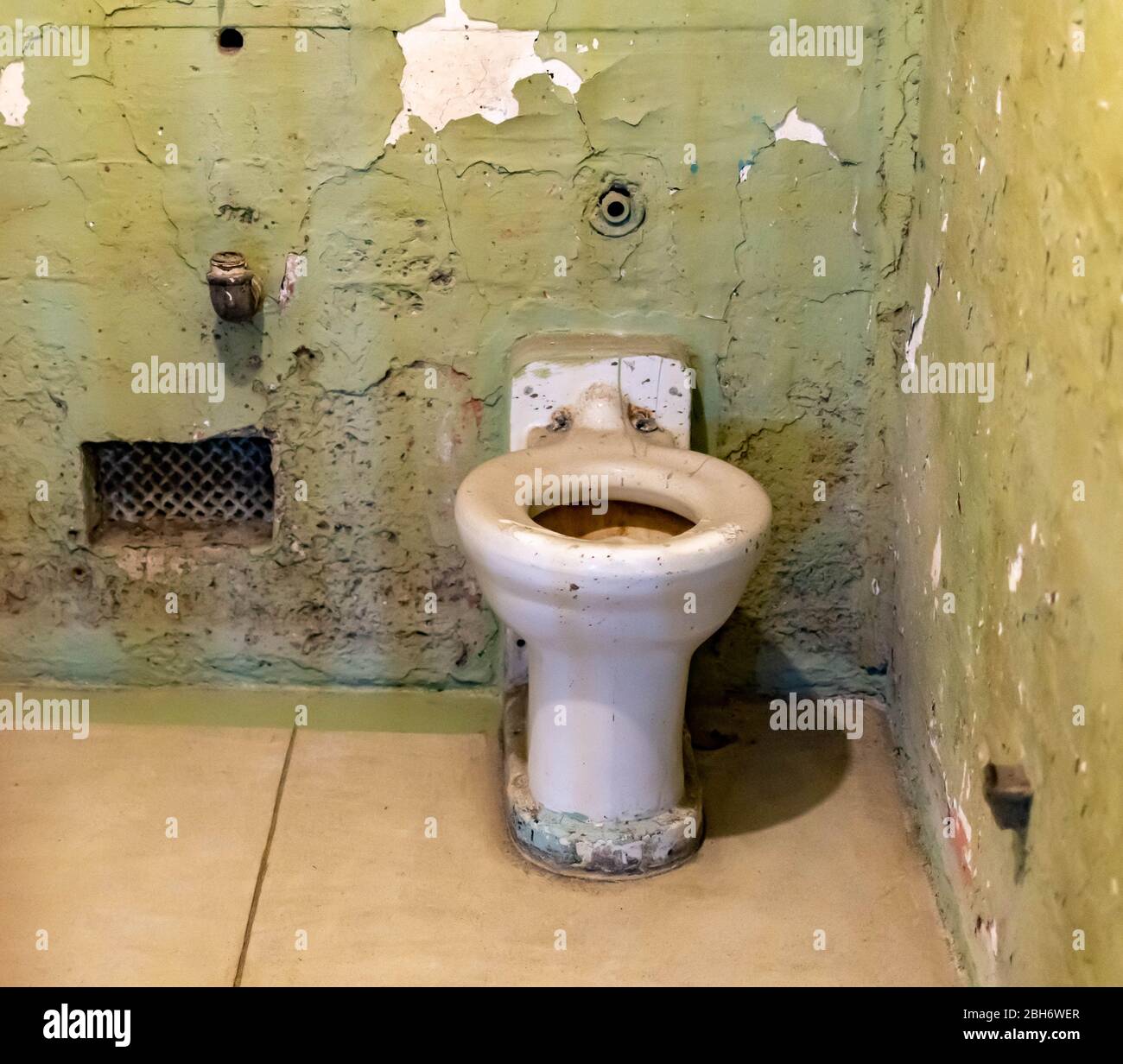 Toilet bowl broken hires stock photography and images Alamy