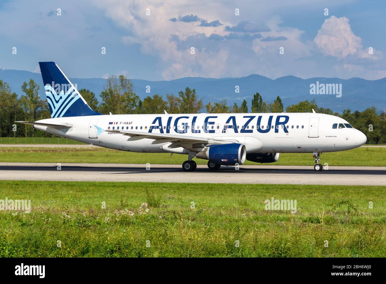 Aigle azur hi-res stock photography and images - Alamy