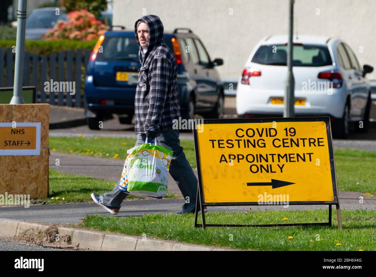 Grangemouth, Scotland, UK. 24 April 2020. Covid-19 drive-in testing centre in Grangemouth. The centre, which tests NHS workers, opened yesterday but has seen very few people arriving for tests. Iain Masterton/Alamy Live News Stock Photo