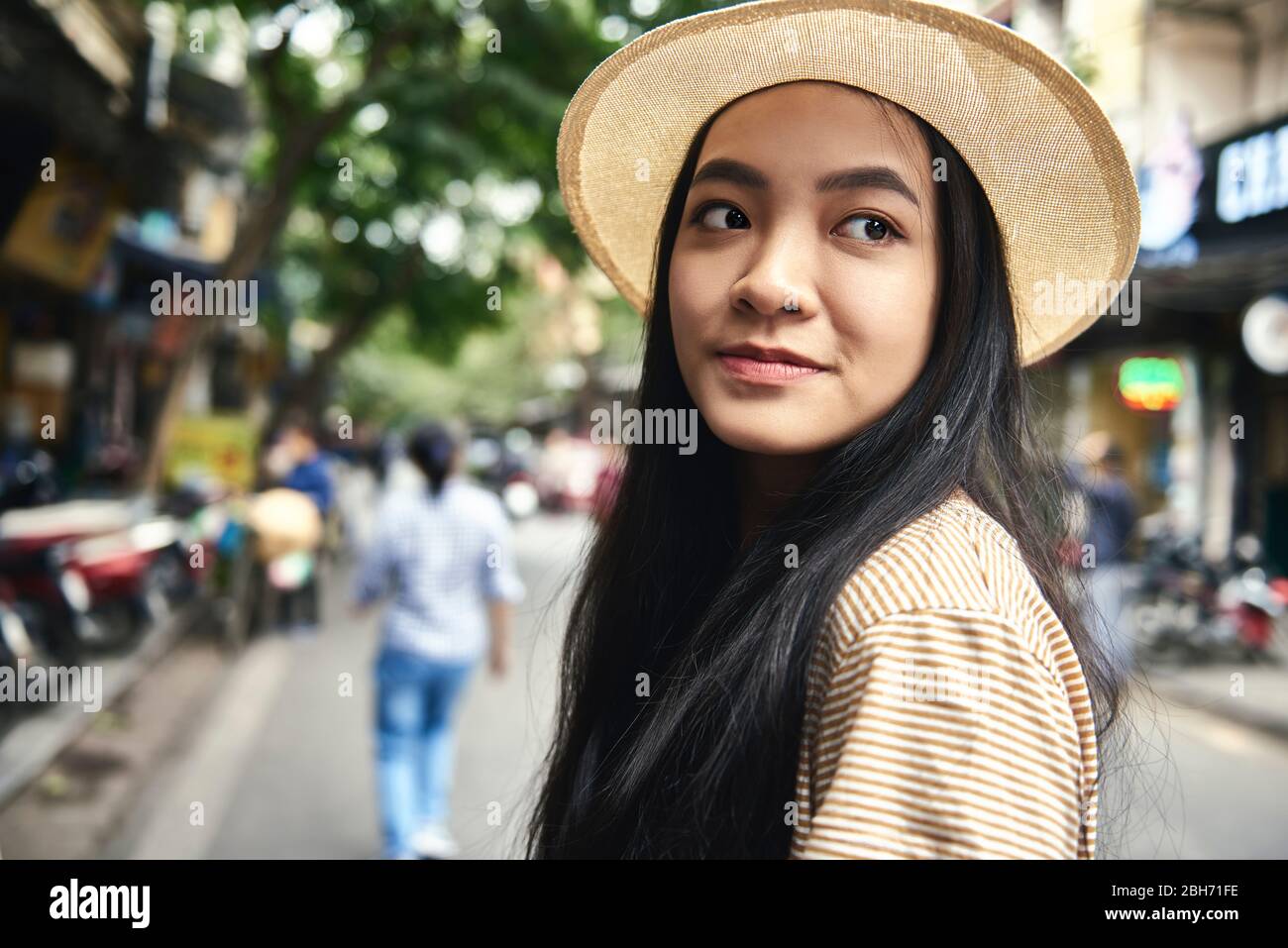 Portrait of female tourist exploring the city Stock Photo - Alamy