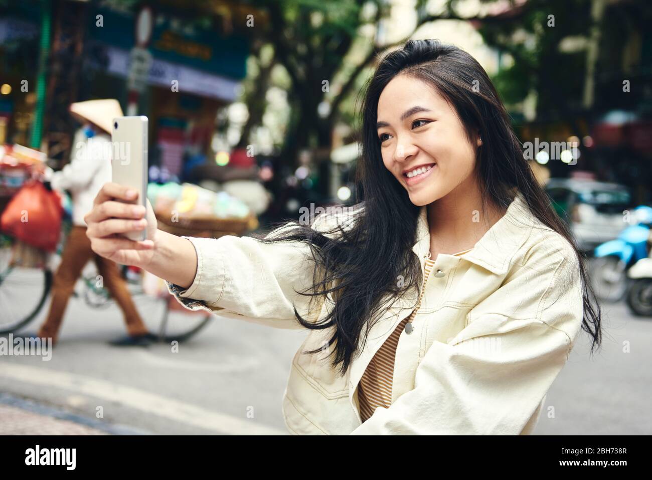 Vietnamese woman on a street hi-res stock photography and images - Alamy