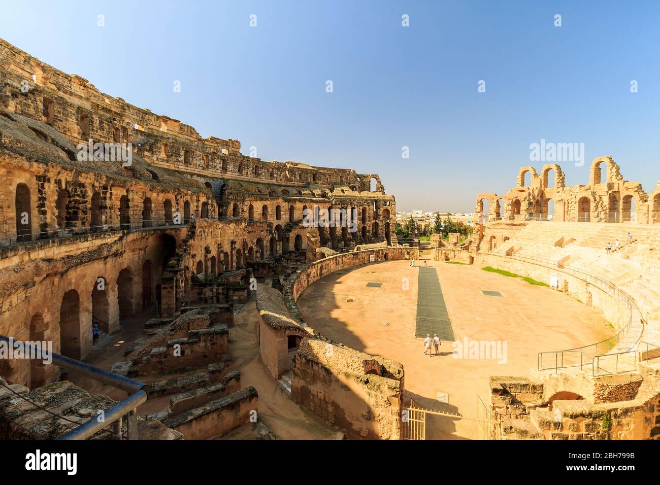 el-jem-amphitheater-in-tunisia-on-a-sunny-day-stock-photo-alamy