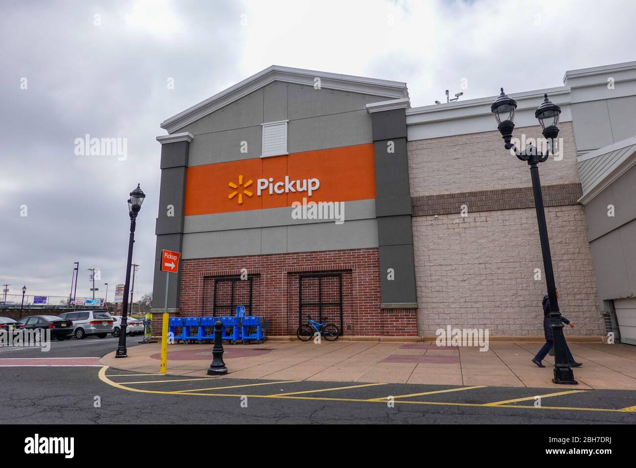 Omerdale New Jersey April 2019 Orange And White Sign On The Outside Of A Walmart Store Showing Where The Contactless Grocery Pickup Area Is Locat Stock Photo Alamy