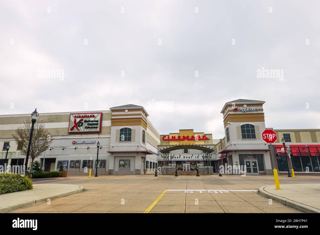 Somerdale, New Jersey - April, 2020: Empty parking lot in front of a  Cinemark Movie Theater and an Applebee's Restaurant during the COVID-19  shutdown Stock Photo - Alamy