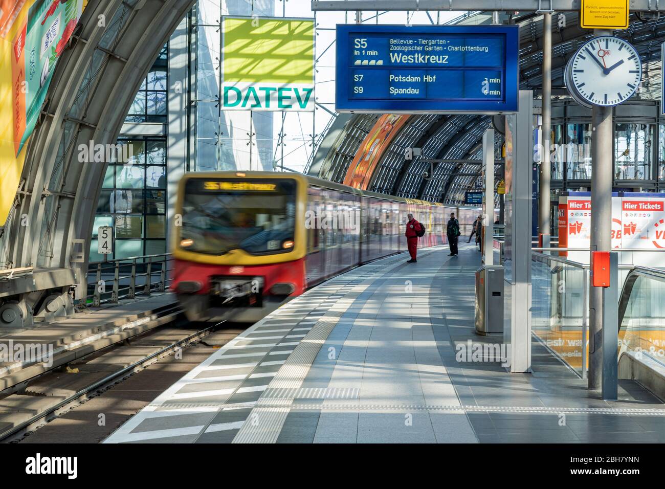 23.03.2020, Berlin, Berlin, Germany - Berlin during curfew: S-Bahn (suburban train) enters empty platform at central station. 0MK200323D013CAROEX.JPG Stock Photo