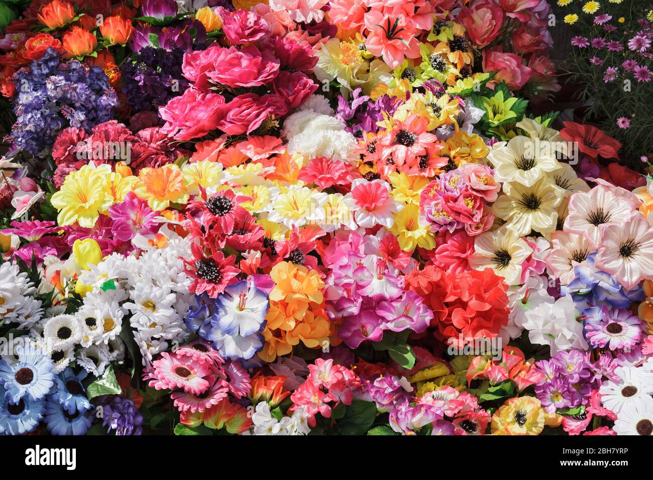 27.04.2019, Kiev, , Ukraine - Artificial flowers sold at the cemetery. 00P190427D714CAROEX.JPG [MODEL RELEASE: NOT APPLICABLE, PROPERTY RELEASE: NO (c Stock Photo