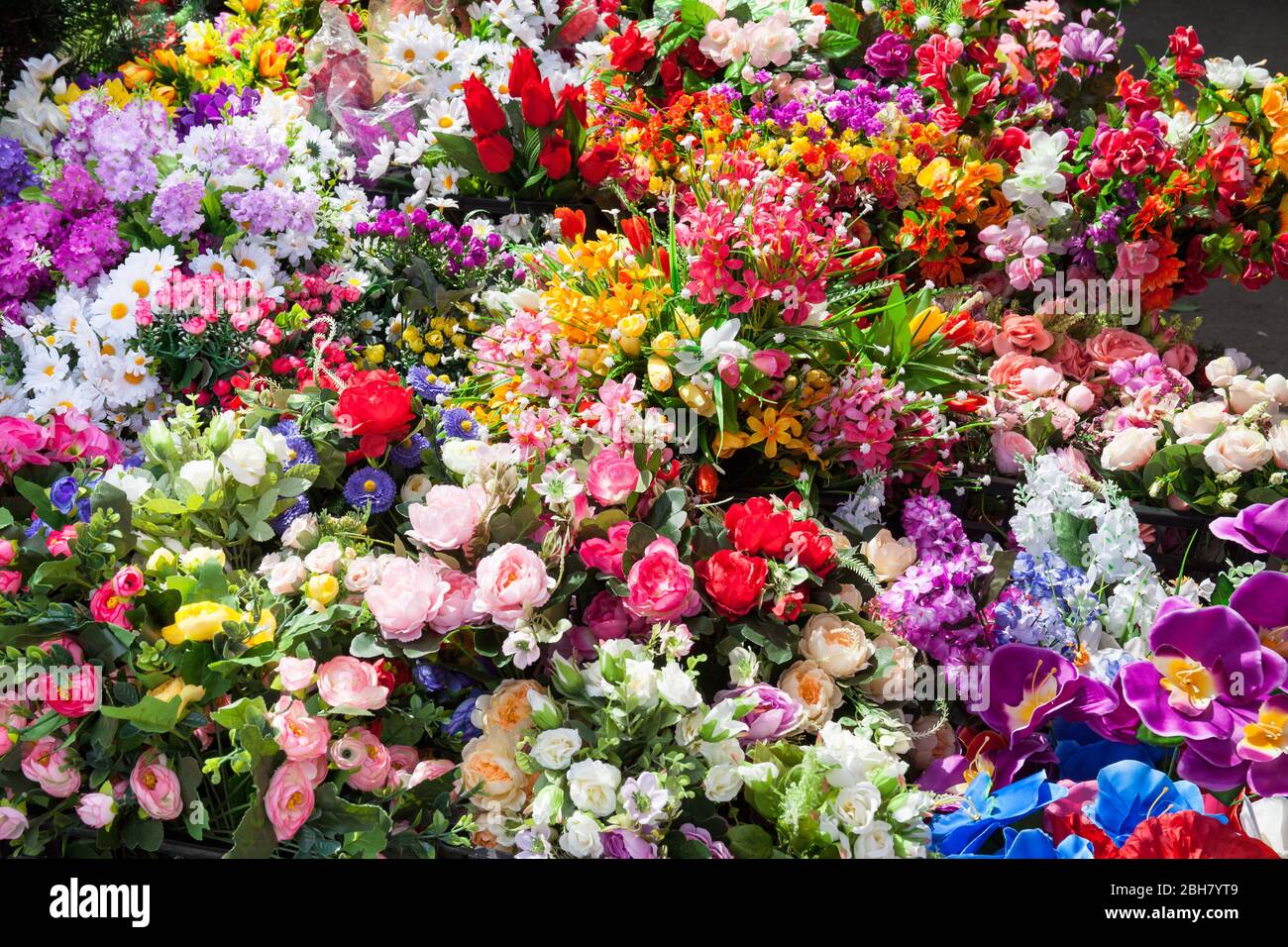 27.04.2019, Kiev, , Ukraine - Artificial flowers sold at the cemetery. 00P190427D713CAROEX.JPG [MODEL RELEASE: NOT APPLICABLE, PROPERTY RELEASE: NO (c Stock Photo