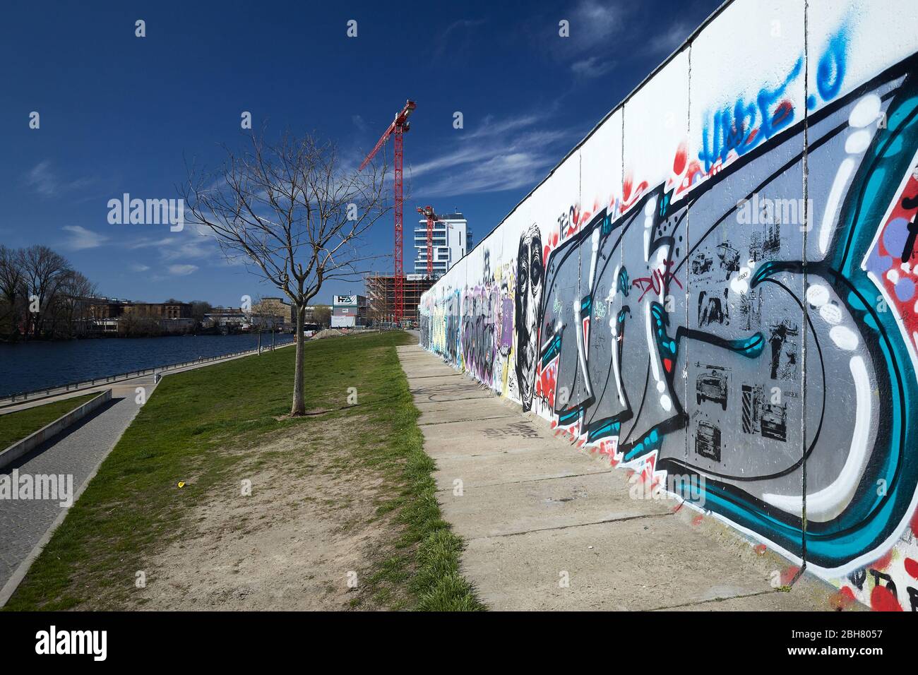 24.03.2020, Berlin, Berlin, Germany - At the East Side Gallery in Berlin-Friedrichshain. On the left a part of the former Berlin Wall, which was moved Stock Photo