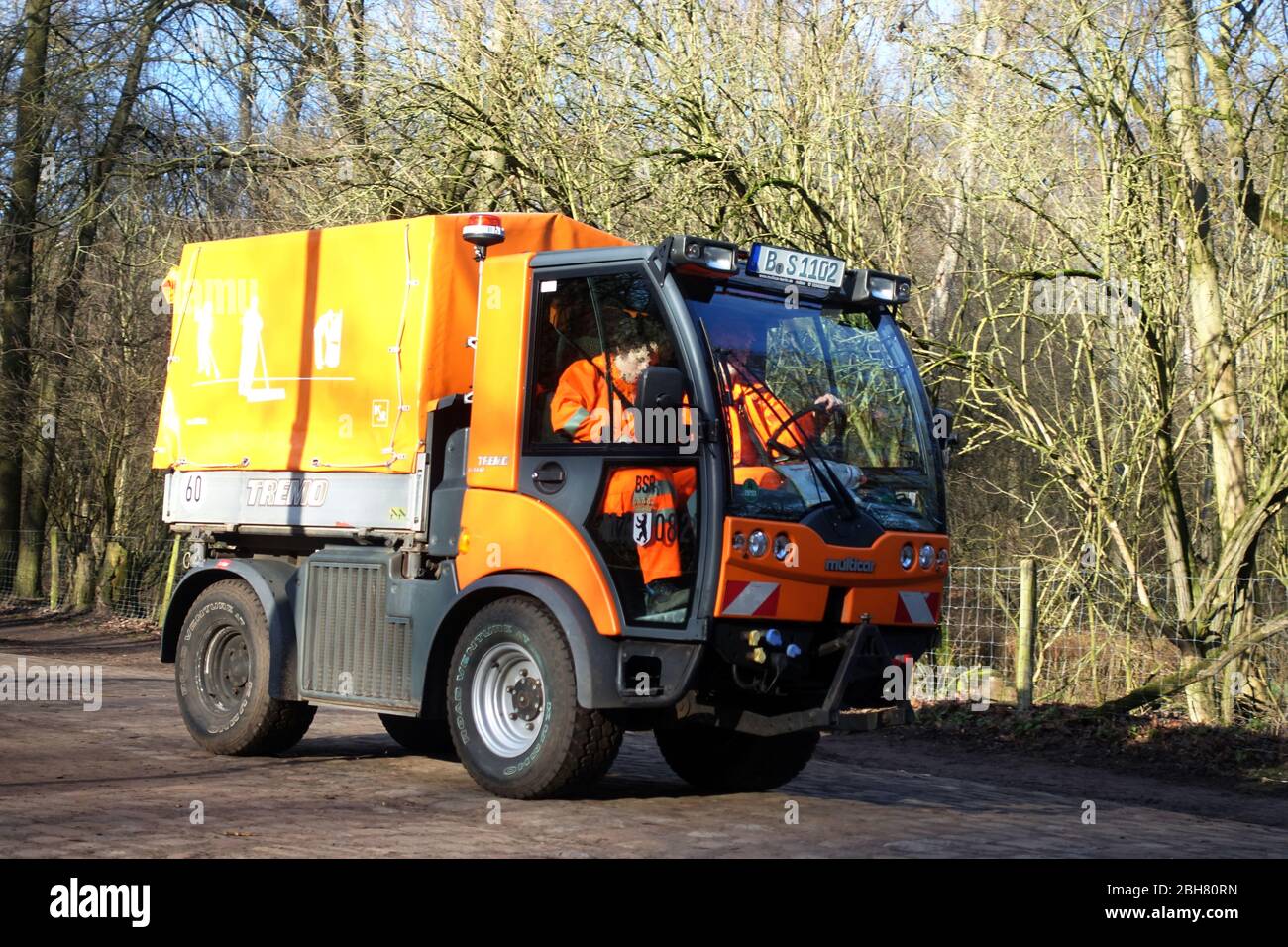 21.01.2020, Berlin, , Germany - Garbage truck of the Berlin city cleaning service in Grunewald. 00S200121D080CAROEX.JPG [MODEL RELEASE: NO, PROPERTY R Stock Photo