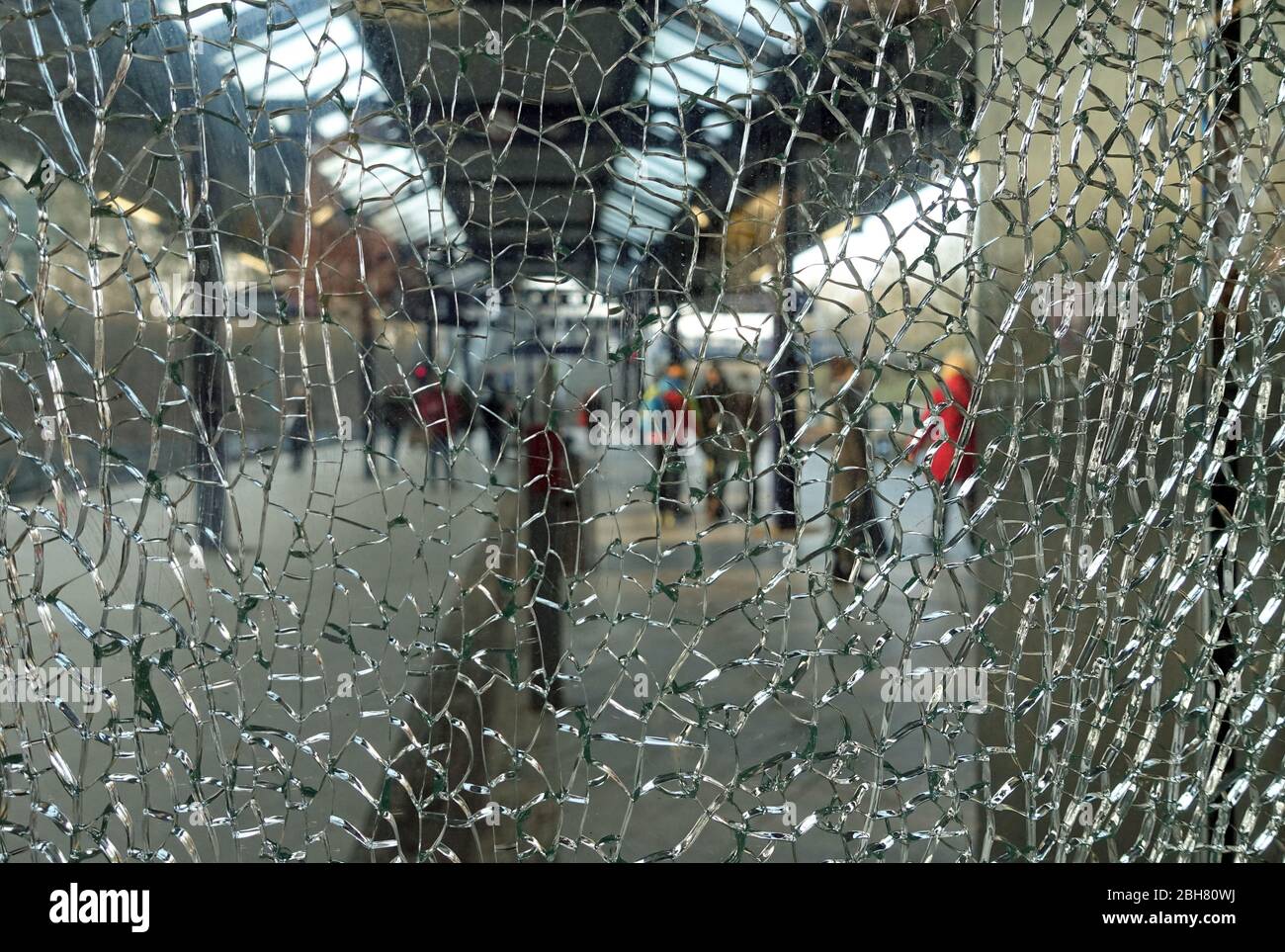 24.01.2020, Berlin, , Germany - Broken glass pane in an elevator at the Messe Sued S-Bahn station. 00S200124D444CAROEX.JPG [MODEL RELEASE: NO, PROPERT Stock Photo