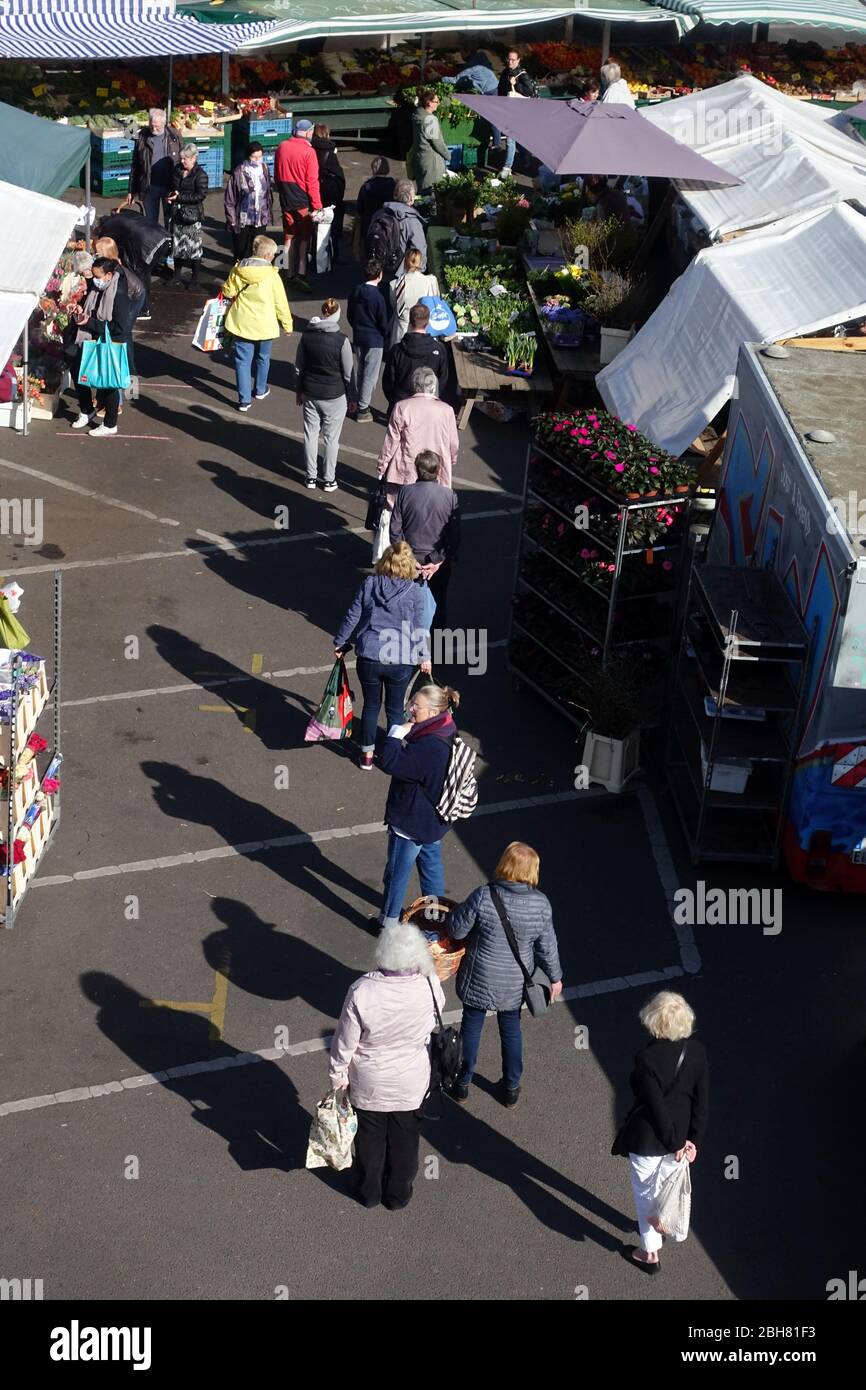 Property sale queue hi-res stock photography and images - Alamy
