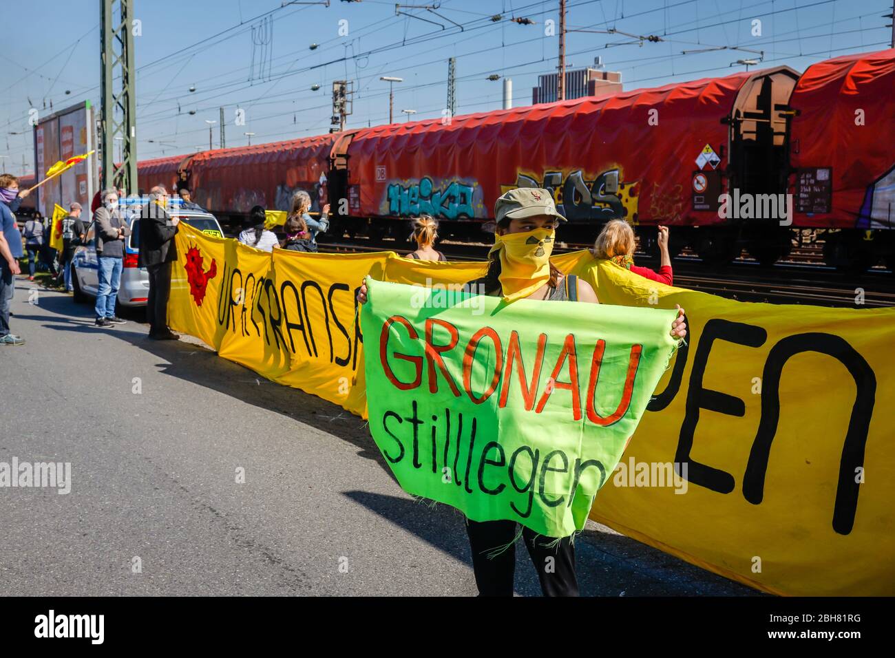 06.04.2020, Muenster, North Rhine-Westphalia, Germany - Opponents of nuclear power demonstrate at the Muenster freight station against the Castor tran Stock Photo
