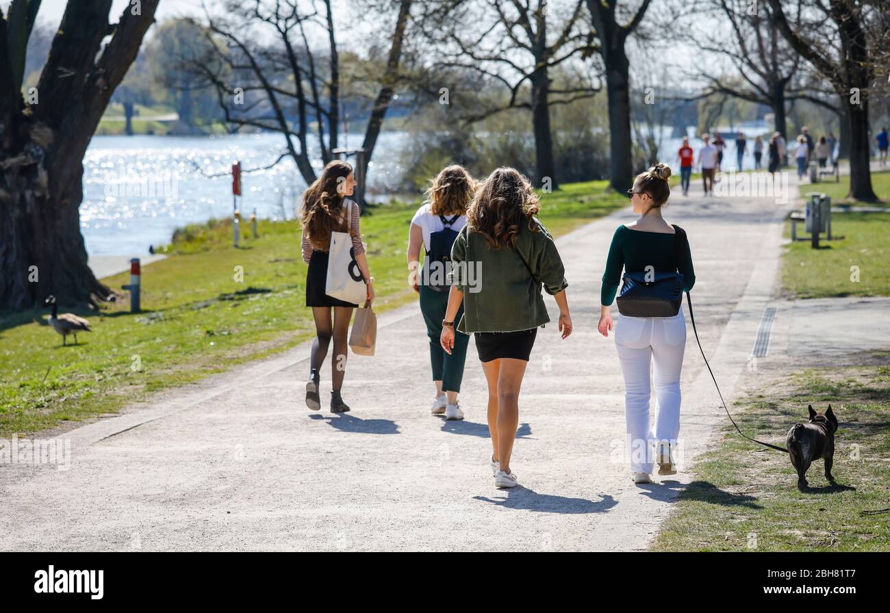 06.04.2020, Muenster, North Rhine-Westphalia, Germany - Leisure time at the Aasee in times of the Coronakrise, young people walking at the Aasee in co Stock Photo
