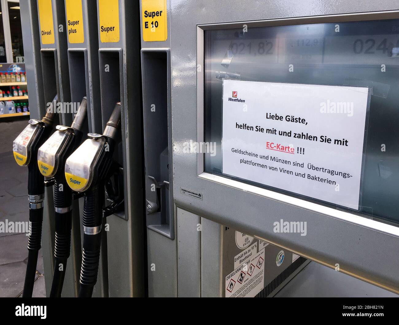 06.04.2020, Muenster, North Rhine-Westphalia, Germany - Gas station during the Coronakrise, a notice on the petrol pump of a Westphalian gas station a Stock Photo