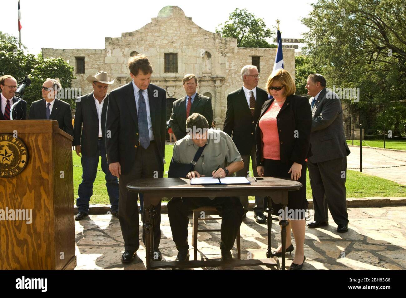 San Antonio Texas USA, June 15th, 2009: Texas Governor Rick Perry signs legislation protecting Texas property owners during a ceremony in front of the Alamo. Perry's right arm is in a sling after he broke his collarbone in a bicycle accident. ©Marjorie Kamys Cotera/Bob Daemmrich Photography Stock Photo