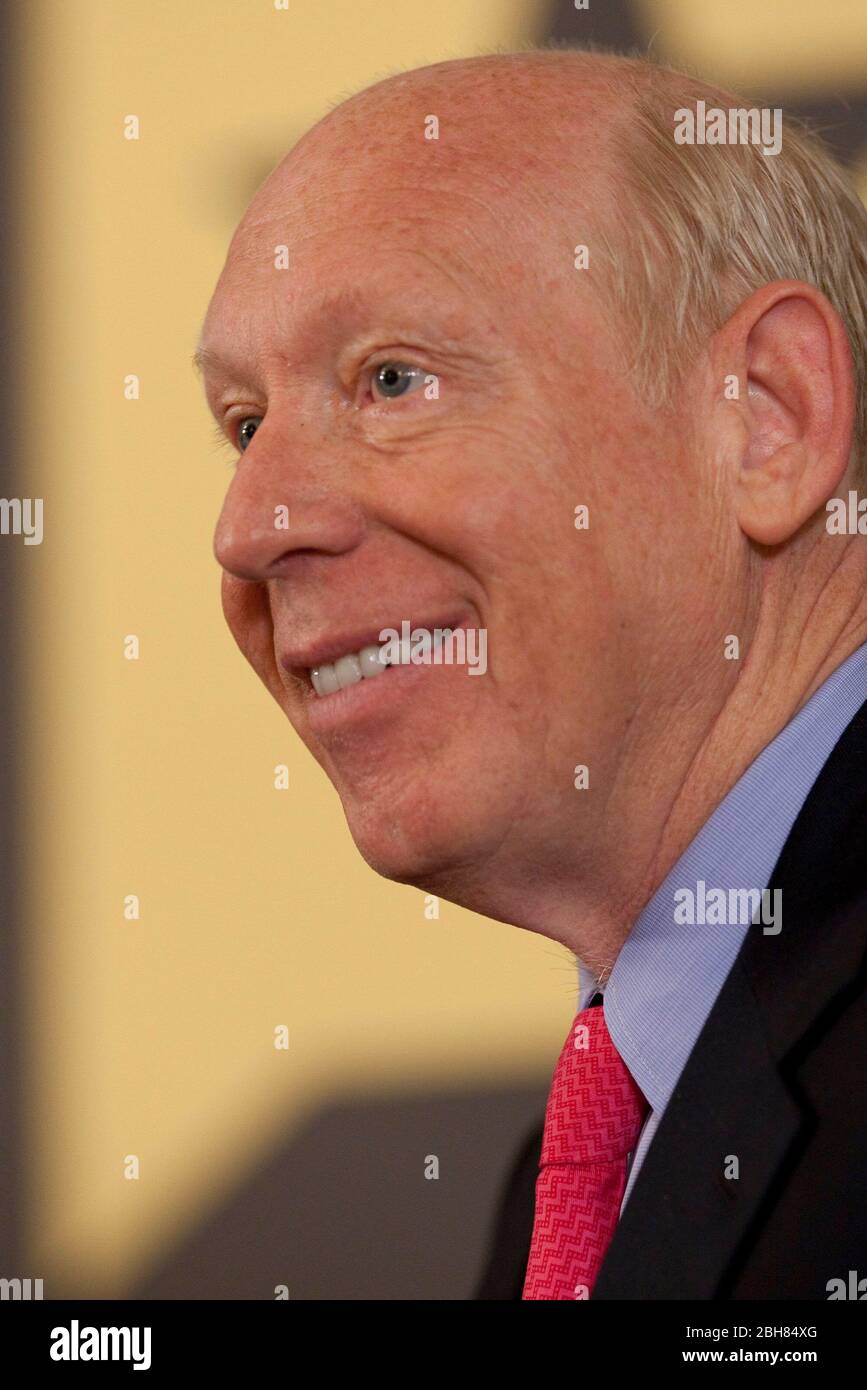 Austin Texas USA, February 17 2010: Former Houston mayor Bill White appears before businesspeople and lobbyists in Austin as part of his campaign for Texas governor following last week's Democratic primary victory. White will face incumbent Republican Governor Rick Perry in the fall election. © Bob Daemmrich Stock Photo