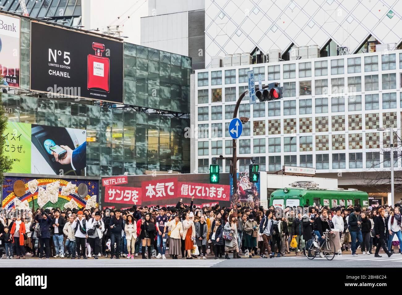 Japan, Honshu, Tokyo, Shibuya, Shibuya Station and Crowds Waiting to Cross Road Stock Photo