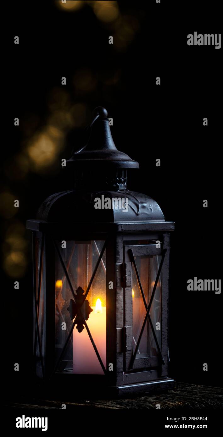 Laterne mit Kerze vor dunklem Hintergrund Stock Photo