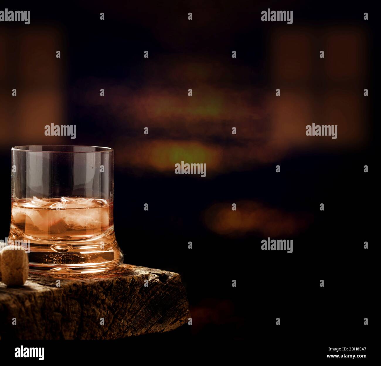 Whiskey Glas auf einem Holztisch in einer dunklen Bar Stock Photo
