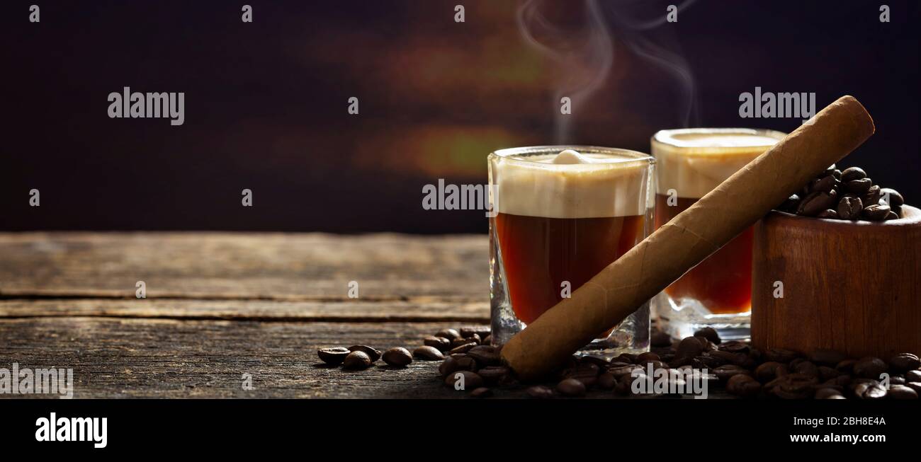 Espresso und Zigarre auf dunklem Holztisch Stock Photo