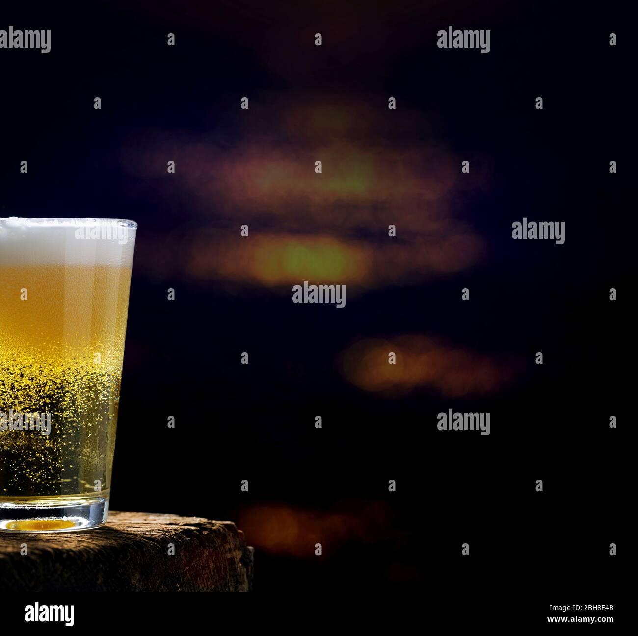 Bier, Bierglas auf Holztisch in einer dunklen Kneipe Stock Photo