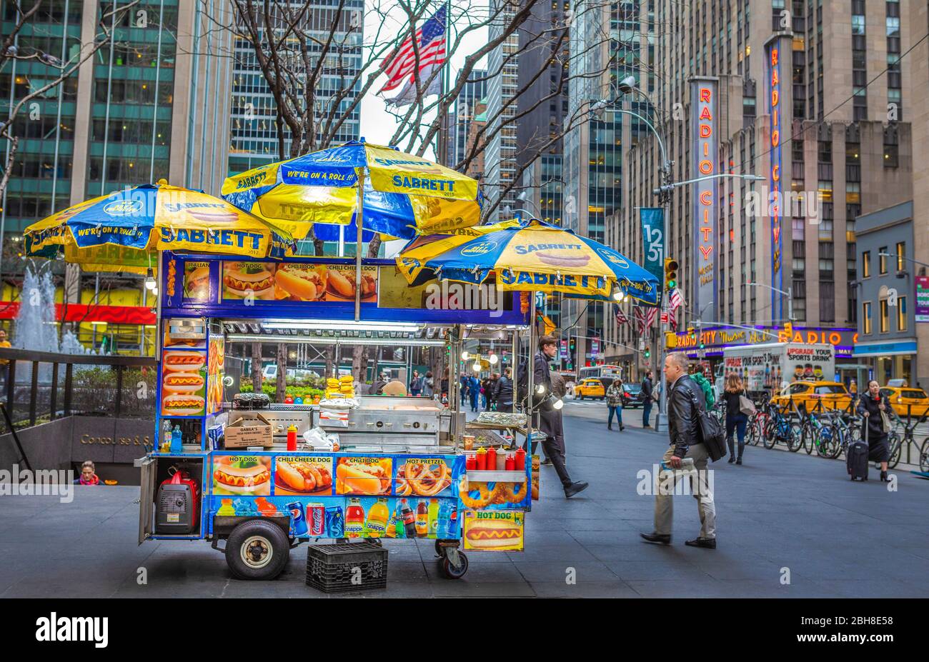 Market Hall, full of food and drink vendors at the Woodbury Common outlet  mall in New York Stock Photo - Alamy