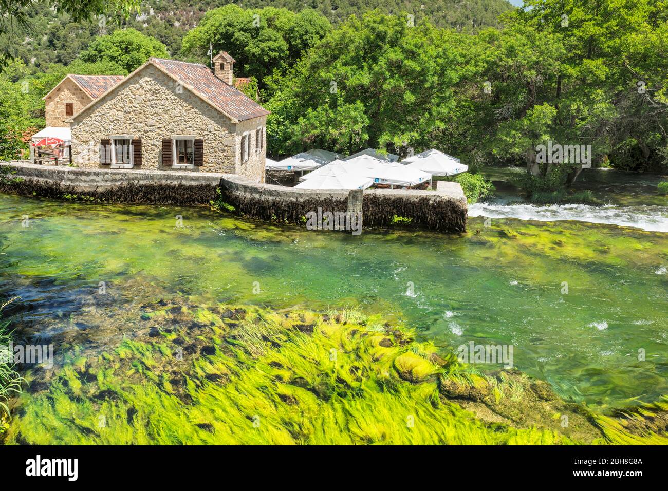 Restaurant und Cafe in einer ehemaligen Mühle, Nationalpark Krka, UNESCO Weltnaturerbe, Dalmatien, Kroatien Stock Photo