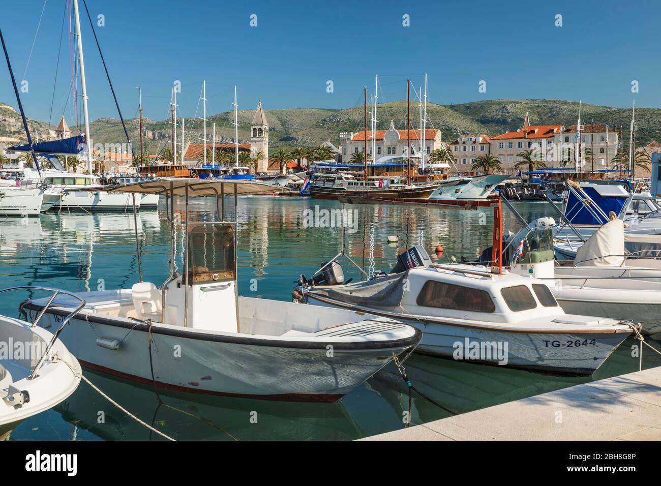 Blick vom Hafen zur Altstadt von Trogir, UNESCO Weltkulturerbe, Dalmatien, Kroatien Stock Photo