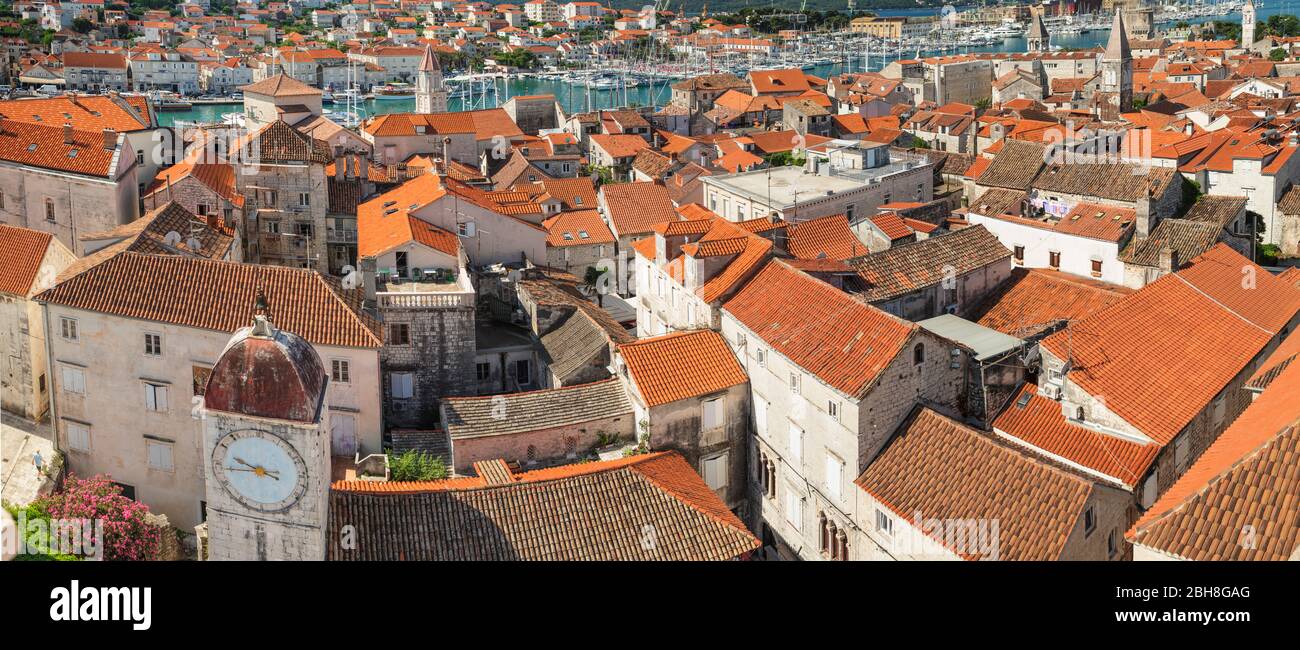 Blick von der Kathedrale St.Laurentius über den Hauptplatz zum Uhrturm und Stadtloggia, Trogir, UNESCO Weltkulturerbe, Dalmatien, Kroatien Stock Photo