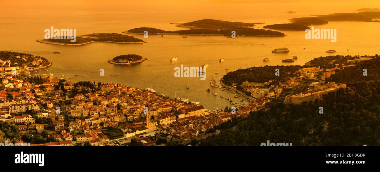 Hvar und Pakleni Inseln bei Sonnenuntergang, Insel Hvar, Dalmatien, Kroatien Stock Photo
