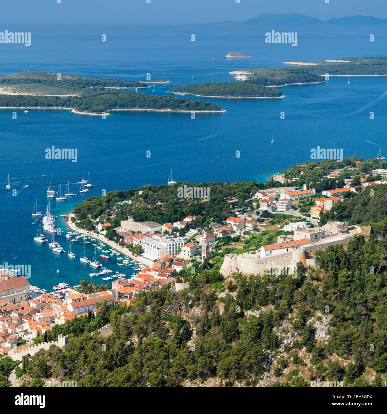 Altstadt von Hvar mit Festung und Pakleni Inseln, Insel Hvar, Dalmatien, Kroatien Stock Photo