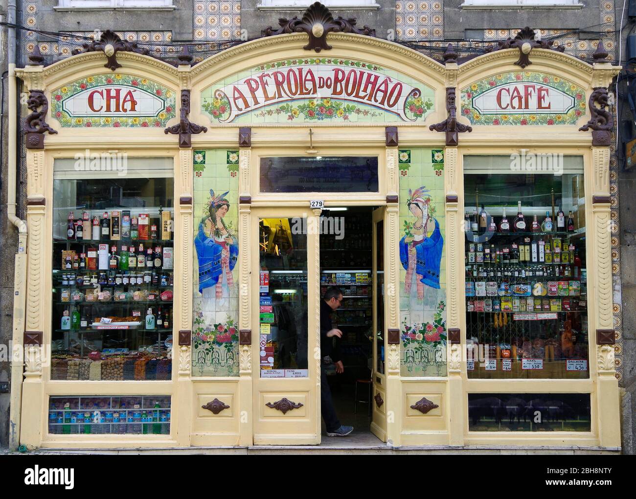 A Perola do Bolhao, The Pearl of Bolhao, a delicatessen and grocers specialising in Portuguese produce, in a beautiful Art Nouveau shop of 1917. Stock Photo