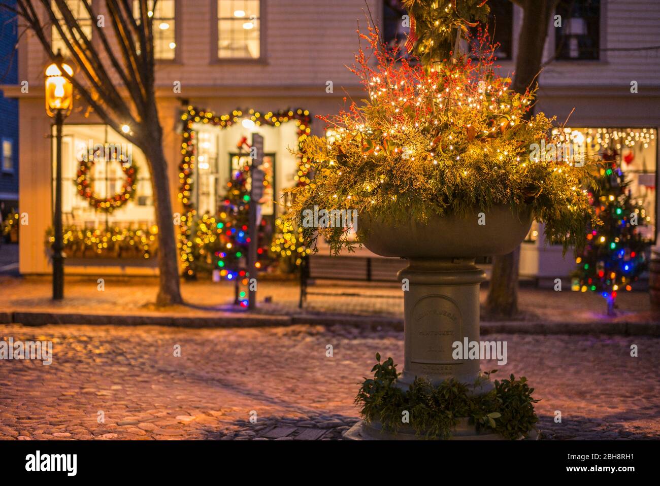 USA, New England, Massachusetts, Nantucket Island, Nantucket Town, storefront, Christmastime Stock Photo