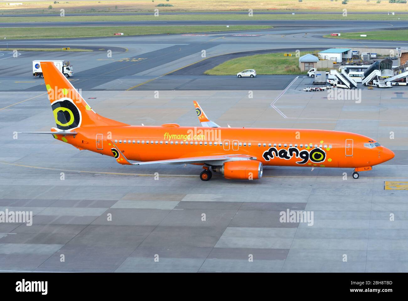 pic Mango Airlines 737 https www alamy com mango airlines boeing 737 taxiing at johannesburg airport south africa aircraft 737 800 zs sjp operating domestic flight orange livery image354851265 html