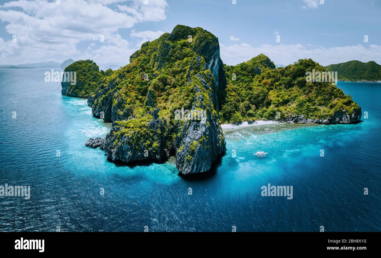 Aerial panorama of tropical paradise Entalula Island and clear blue water El Nido, Palawan, Philippines. Must see most beautiful famous nature spot hopping trip Marine Reserve Park. Stock Photo