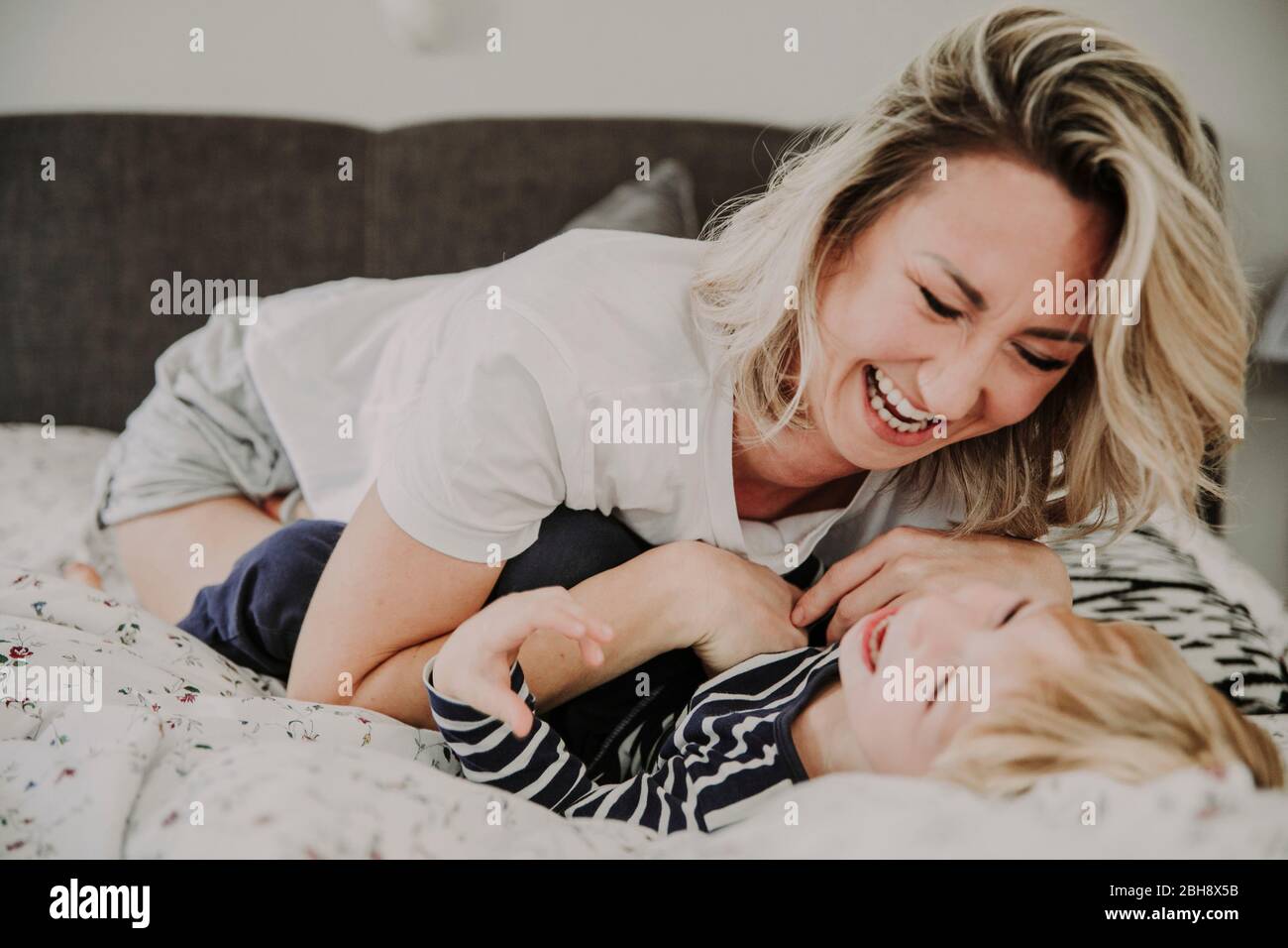 Mutter und sohn spielen im bett hi-res stock photography and images - Alamy
