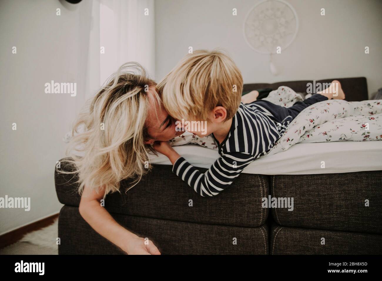 Mutter und Sohn im Bett, Spaß, herumalbern Stock Photo - Ala