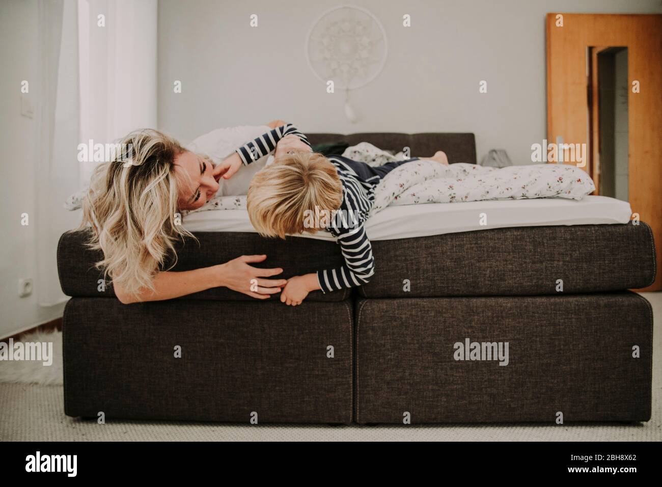 Mutter und sohn spielen hi-res stock photography and images - Alamy
