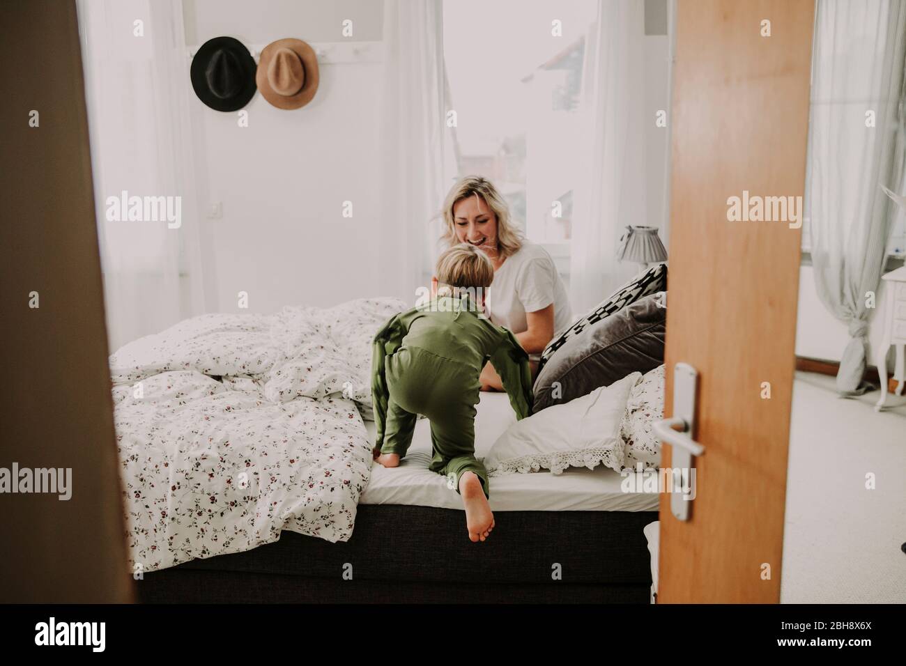 Mutter und sohn im bett hi-res stock photography and images - Alamy