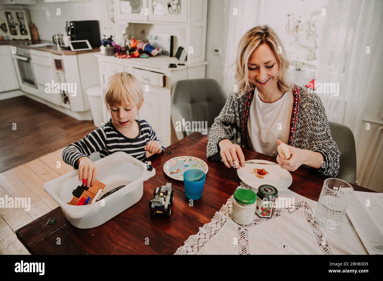 Mutter und sohn spielen hi-res stock photography and images - Alamy