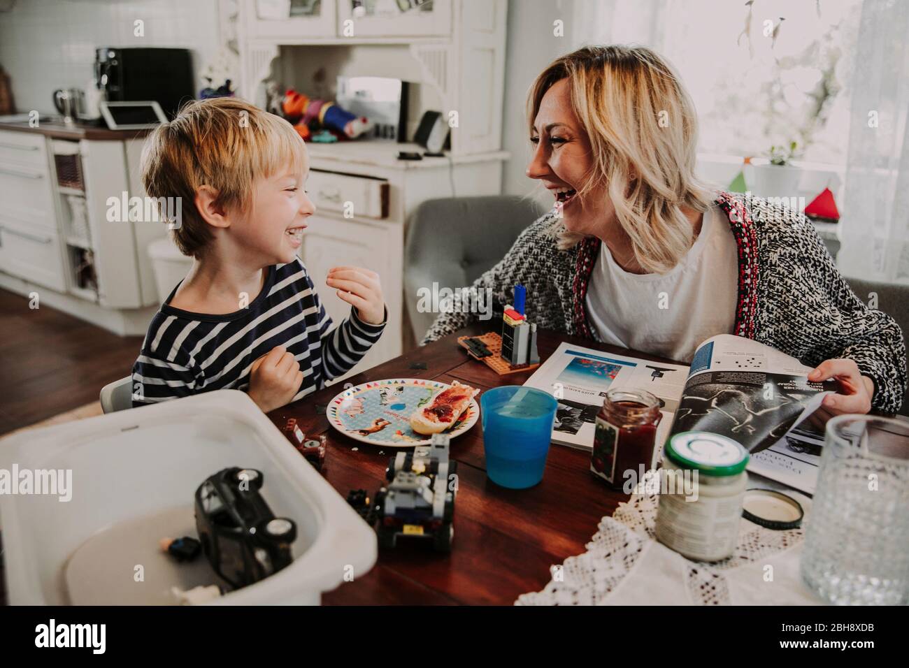 Mutter und sohn zu hause hi-res stock photography and images - Alamy