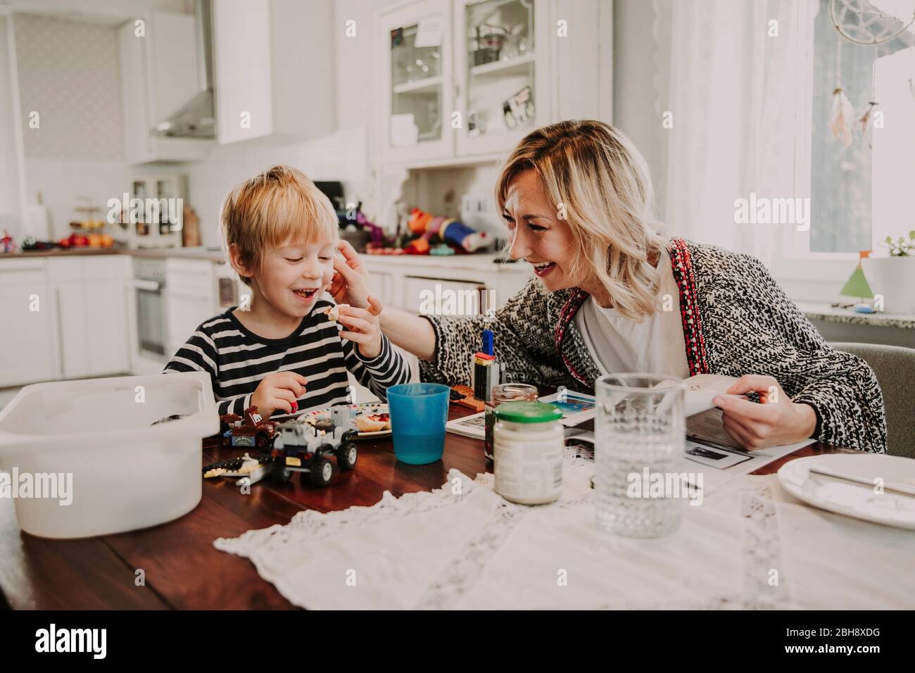 Mutter und sohn zu hause hi-res stock photography and images - Alamy