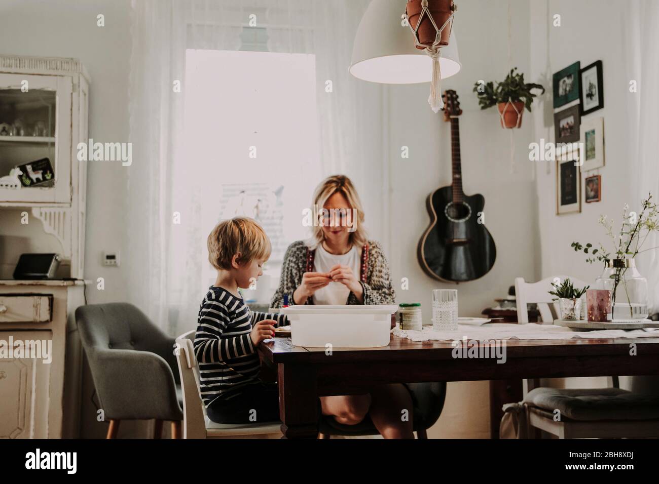 Mutter und sohn zu hause hi-res stock photography and images - Alamy