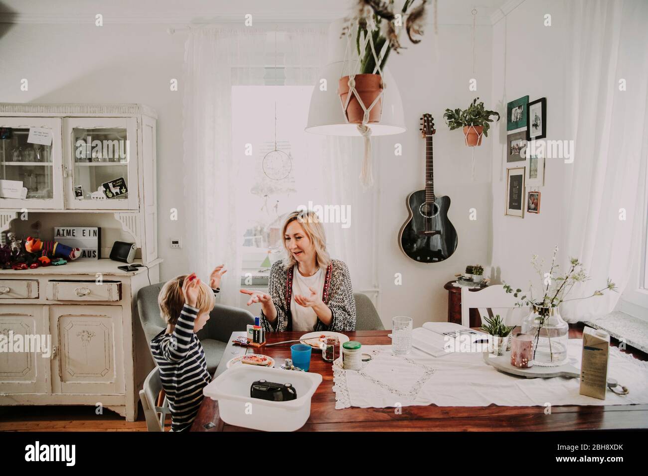 Mutter und sohn spielen hi-res stock photography and images - Alamy