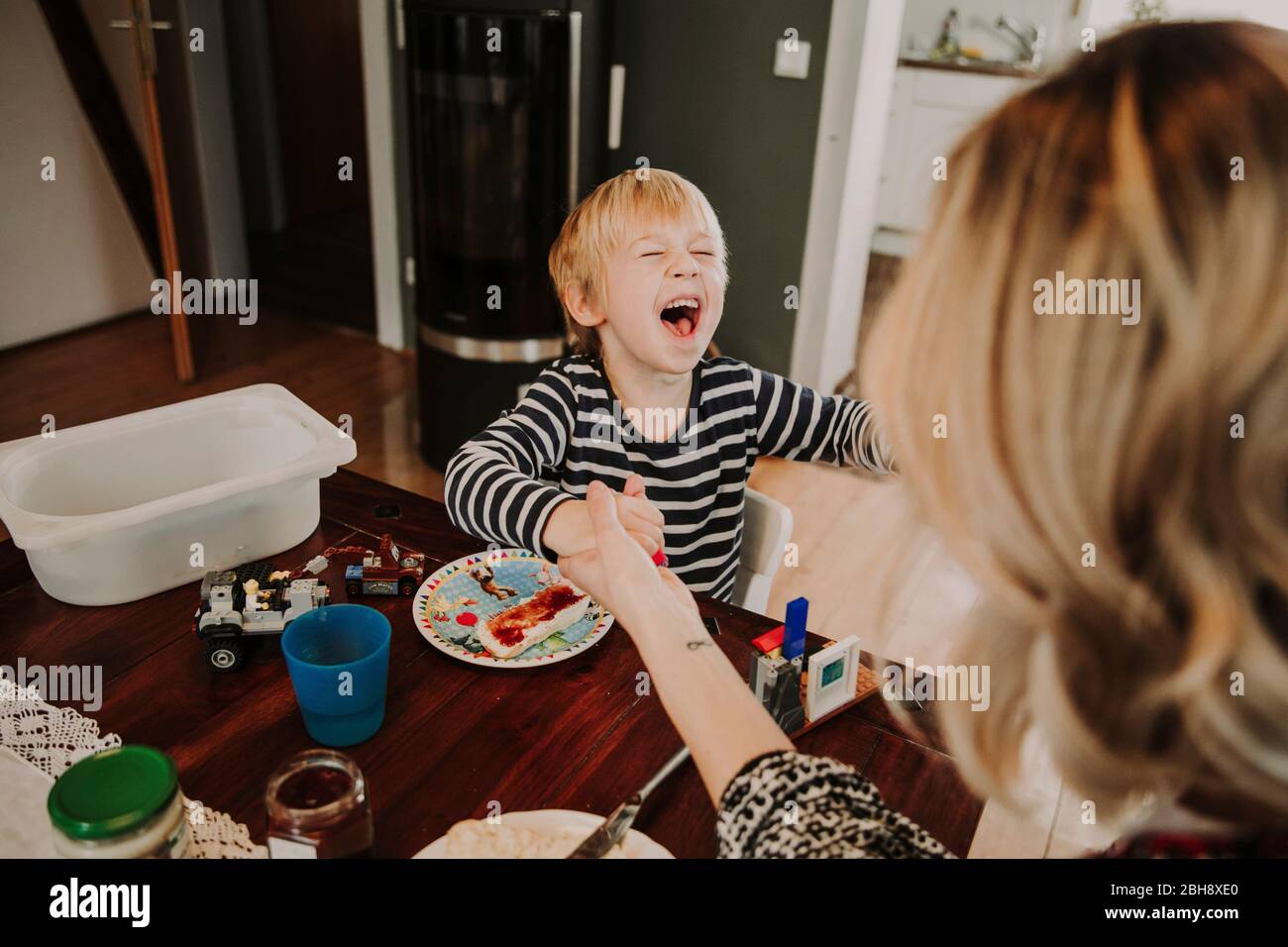 Mutter und sohn spielen hi-res stock photography and images - Alamy