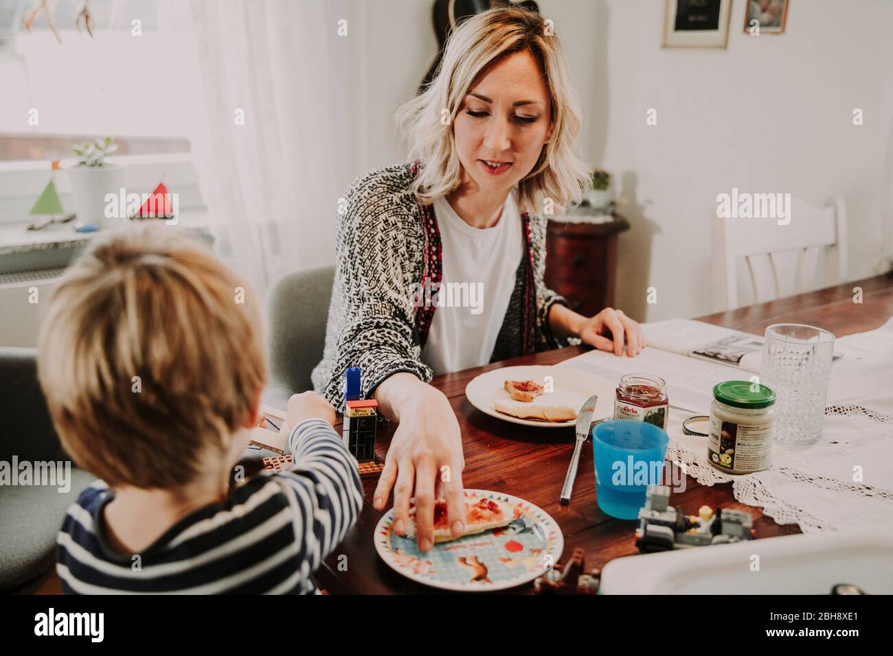 Mutter und Sohn sitzen gemeinsam am Frühstückstisch Stock Photo